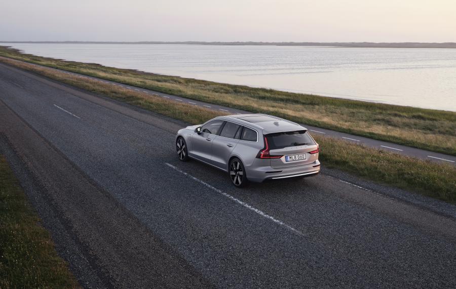  Volvo V60 T8 Recharge AWD Inscription 2021 года  (WW) (фото 6 из 9)